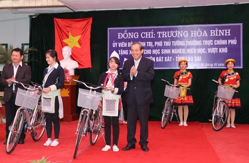 Вице-премьер СРВ Чыонг Хоа Бинь вручил велосипеды детям из малоимущих семей - ảnh 1